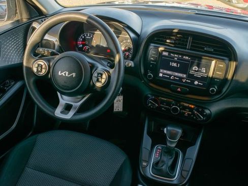 Used 2022 Kia Soul LX image 21