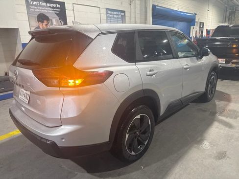 Used 2025 Nissan Rogue SV FWD image 4