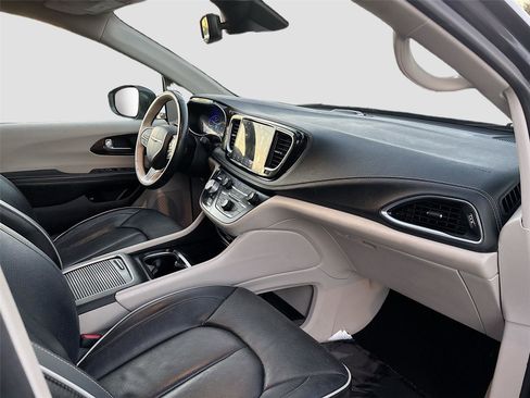 Used 2021 Chrysler Pacifica Limited w/ Uconnect Theater Family Group image 32