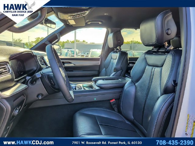 Certified 2025 Jeep Wagoneer Series II w/ Convenience Group I AWD/4WD image 9