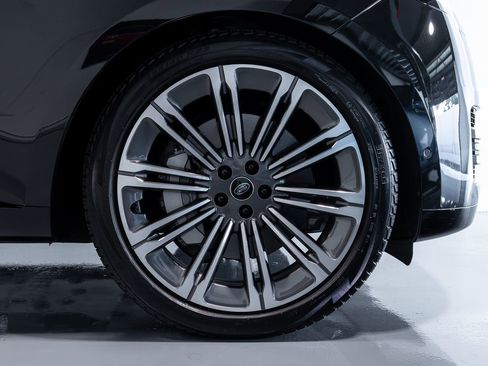 Used 2024 Land Rover Range Rover Long Wheelbase SE image 18