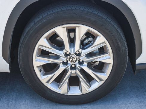 Used 2023 Toyota Highlander Limited FWD image 17