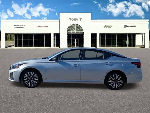 Used 2024 Nissan Altima 2.5 SV image 2