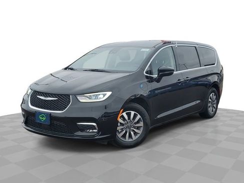 Used 2024 Chrysler Pacifica Select image 1