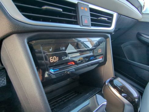 Certified 2025 Volkswagen Taos SE w/ Panoramic Sunroof Package image 12