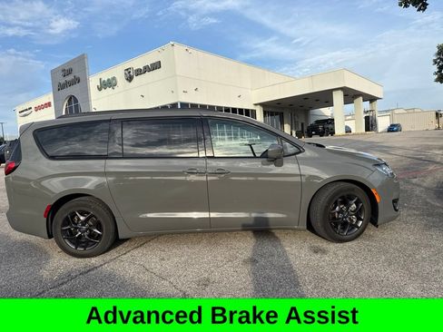 Used 2020 Chrysler Pacifica Touring-L Plus w/ Advanced Safetytec Group FWD image 9