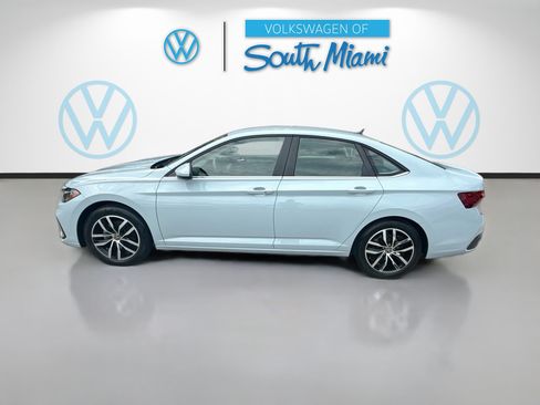 Used 2025 Volkswagen Jetta SE FWD image 4