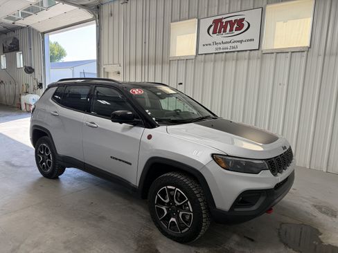 Used 2025 Jeep Compass Trailhawk w/ Trailhawk Elite Group AWD/4WD image 1