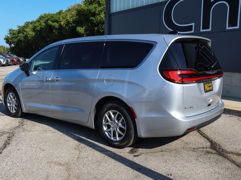 Used 2024 Chrysler Pacifica Touring-L FWD image 6