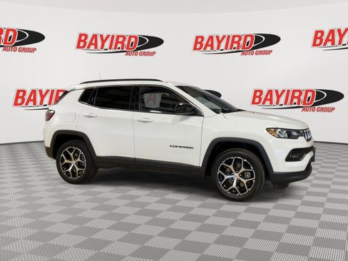 Used 2024 Jeep Compass Latitude AWD/4WD image 3