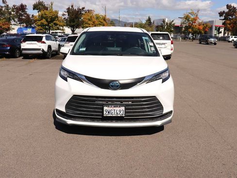 Used 2022 Toyota Sienna LE FWD image 2