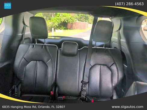 Used 2018 Chrysler Pacifica Touring-L w/ Premium Audio Group FWD image 16