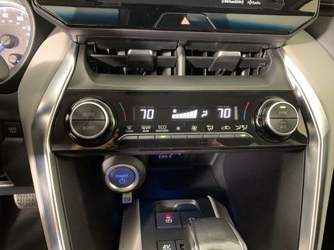 Used 2021 Toyota Venza LE image 12