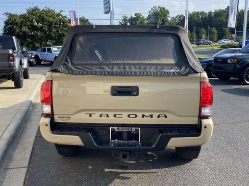 Used 2017 Toyota Tacoma TRD Sport AWD/4WD image 8