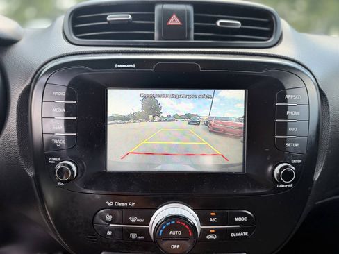 Used 2018 Kia Soul + FWD image 17