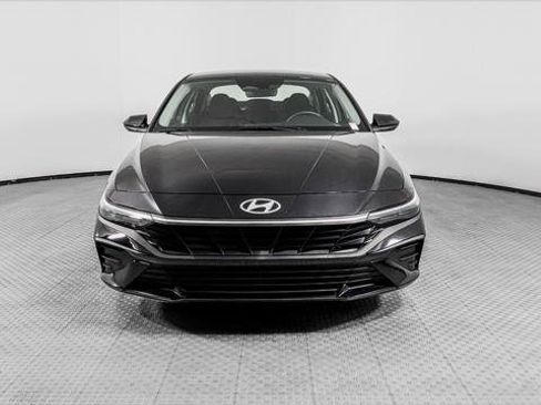 Used 2025 Hyundai Elantra SE FWD image 12