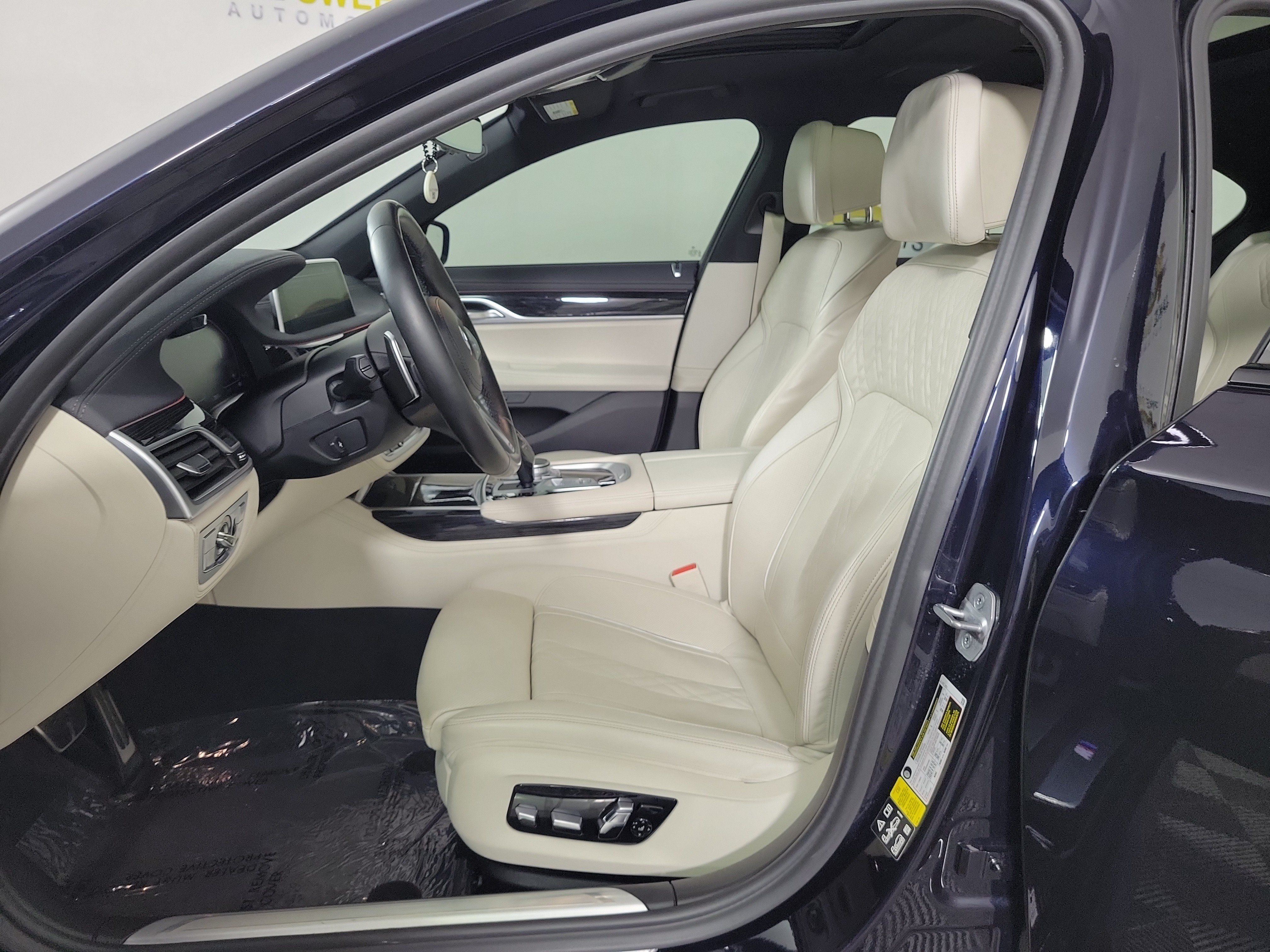 Used 2022 BMW 750i xDrive w/ M Sport Package AWD/4WD image 9