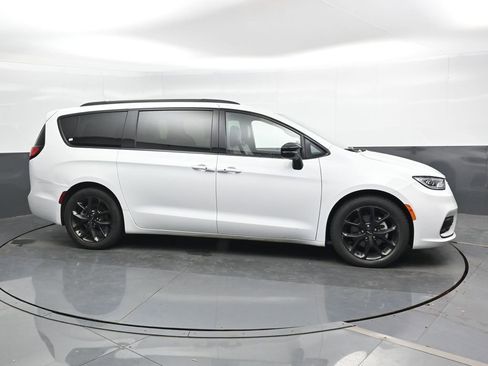 Used 2025 Chrysler Pacifica Limited image 4