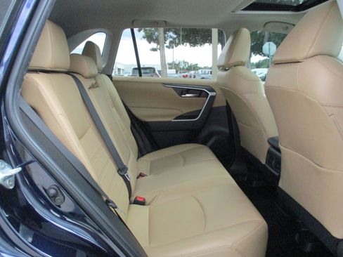 Used 2022 Toyota RAV4 XLE Premium image 11