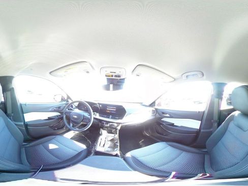 Used 2025 Chevrolet Trax LT image 36
