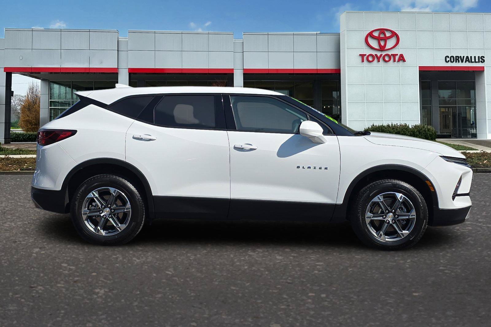 Used 2025 Chevrolet Blazer LT AWD/4WD image 3