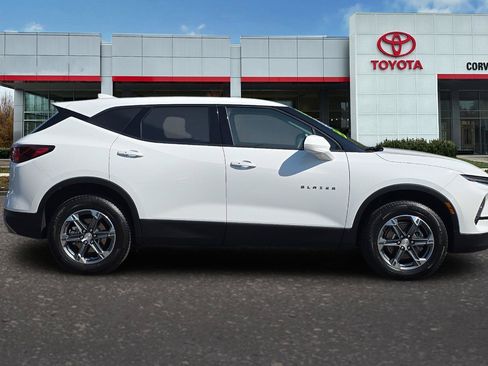 Used 2025 Chevrolet Blazer LT AWD/4WD image 3