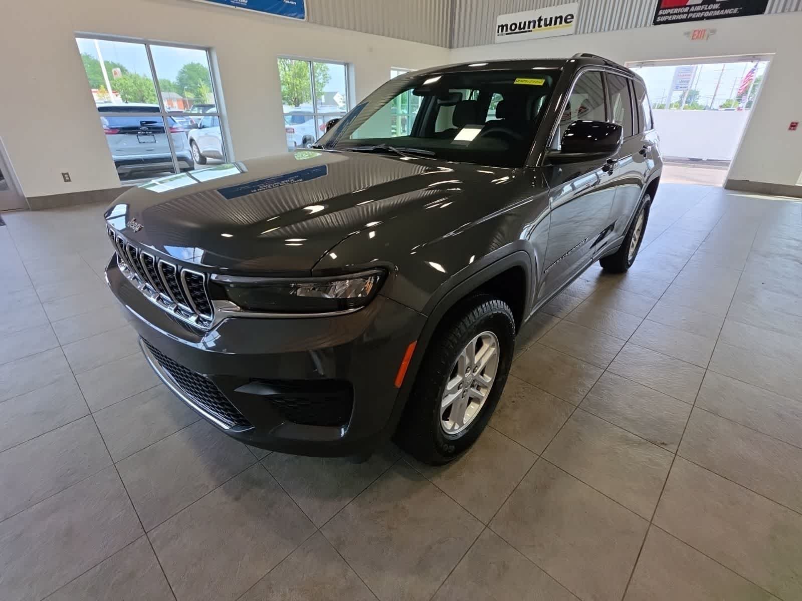 Used 2023 Jeep Grand Cherokee Laredo w/ Luxury Tech Group I AWD/4WD image 2