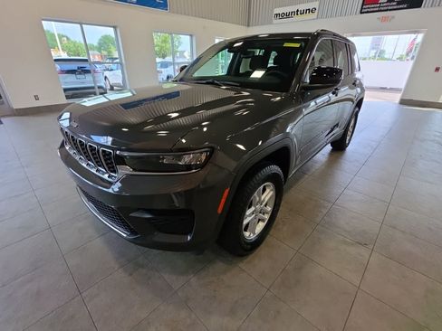 Used 2023 Jeep Grand Cherokee Laredo w/ Luxury Tech Group I AWD/4WD image 2