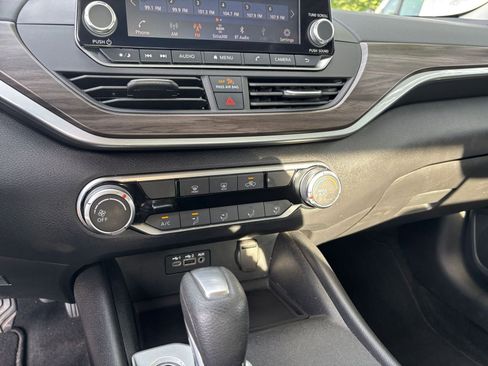 Used 2025 Nissan Altima 2.5 SV FWD image 17