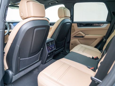 Certified 2025 Porsche Cayenne image 18