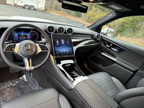 Used 2024 Mercedes-Benz GLC 300 4MATIC image 11