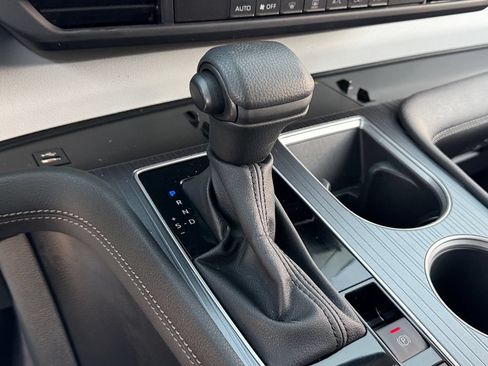 Used 2025 Toyota Sienna LE FWD image 27