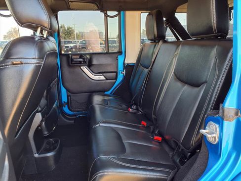 Used 2015 Jeep Wrangler Unlimited Sahara w/ Connectivity Group image 17