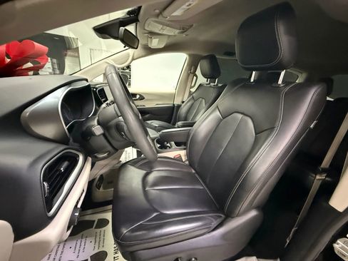 Used 2023 Chrysler Pacifica Touring-L image 36