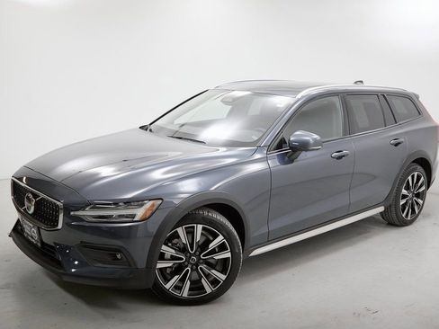 Certified 2024 Volvo V60 B5 Cross Country Ultimate image 3