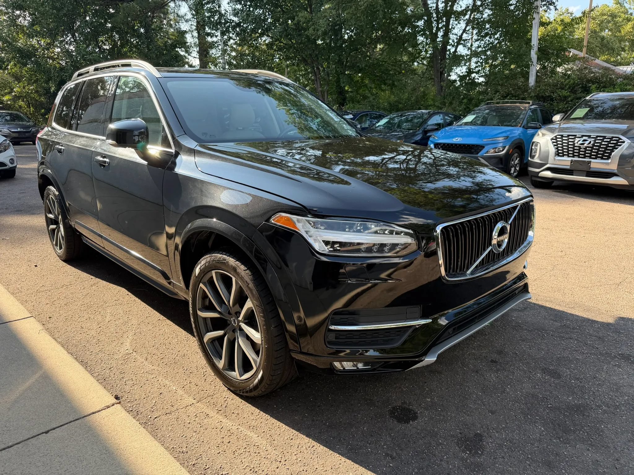 Used 2018 Volvo XC90 T6 Momentum w/ Convenience Package AWD/4WD image 4