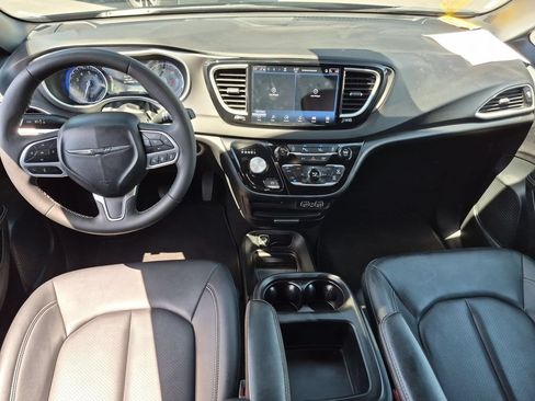 Used 2025 Chrysler Pacifica Select FWD image 25