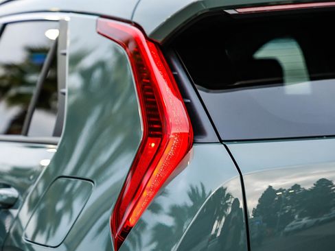 Used 2023 Kia Niro EX image 9