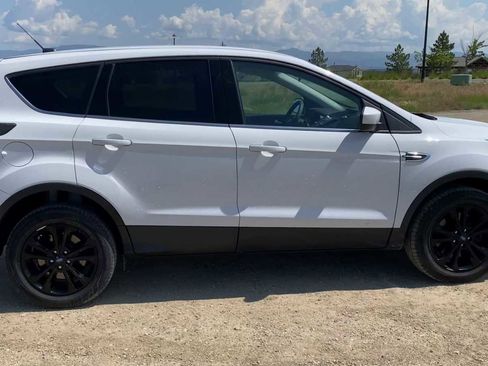 Used 2017 Ford Escape SE image 9
