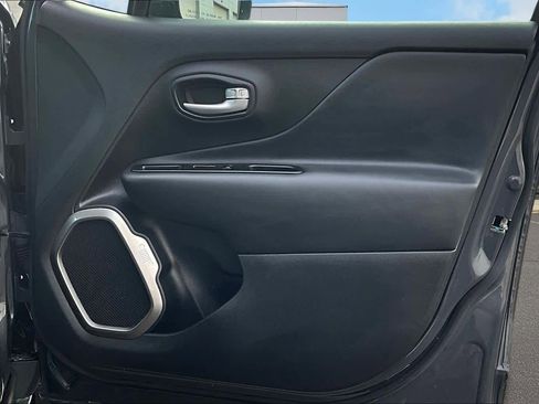 Used 2023 Jeep Renegade Latitude image 29