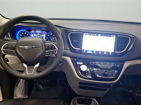Used 2023 Chrysler Pacifica Touring-L FWD image 20
