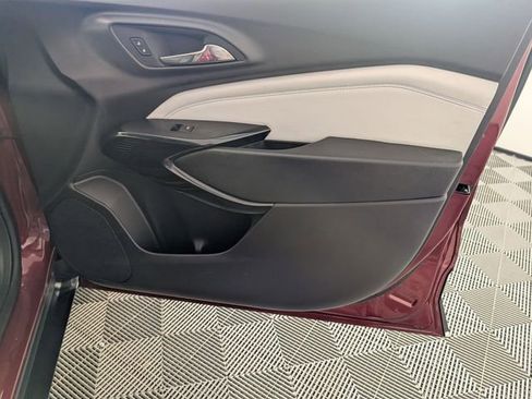 Certified 2025 Chevrolet Trax LT image 31