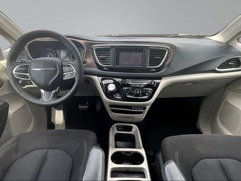 Used 2023 Chrysler Voyager LX FWD image 7