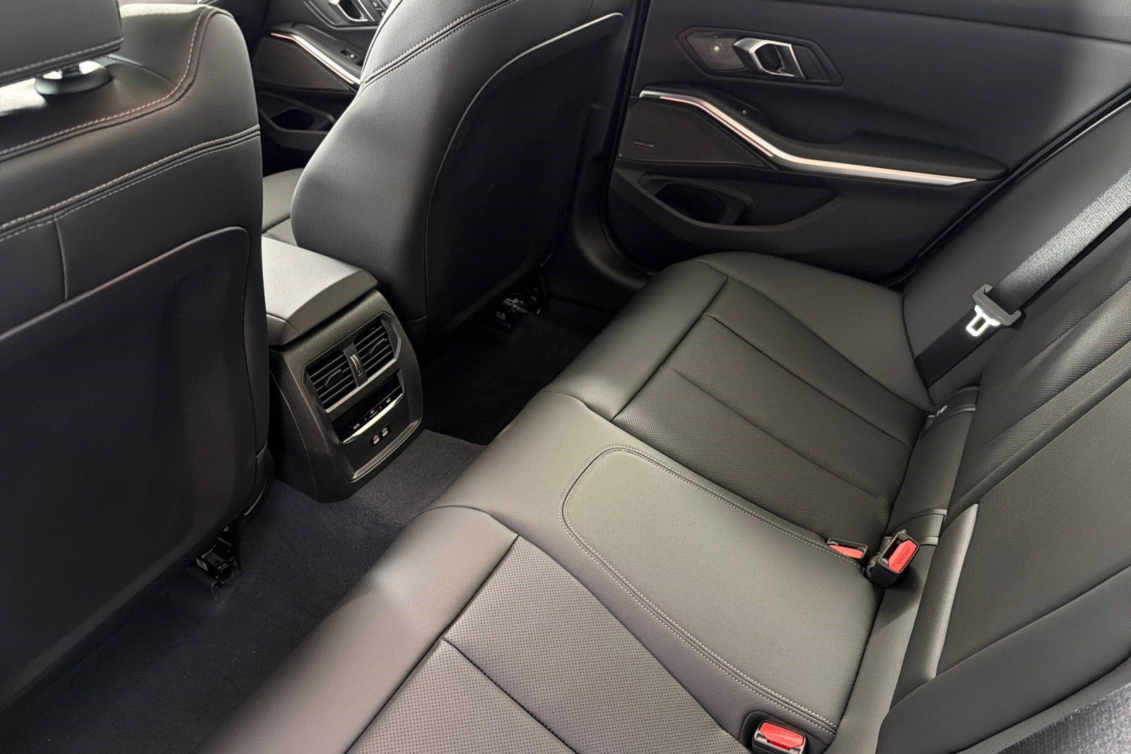 New 2026 BMW 330i Sedan w/ Premium Package RWD image 25