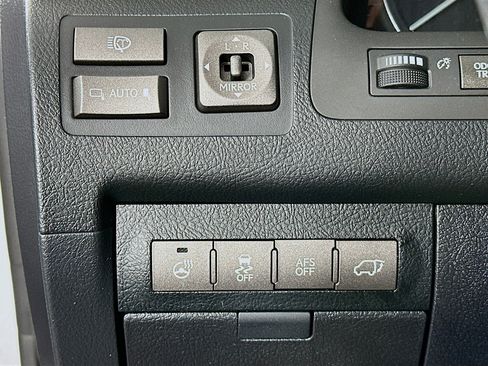 Used 2014 Lexus LX 570 4WD w/ Luxury Package image 10