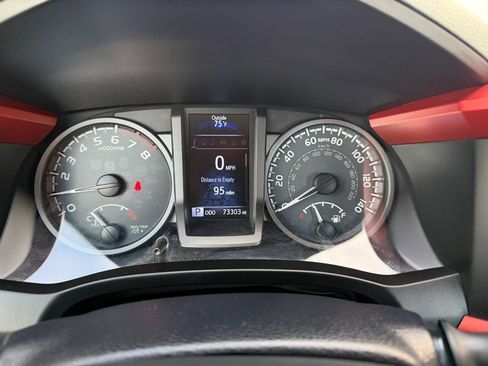 Used 2017 Toyota Tacoma TRD Off-Road image 32