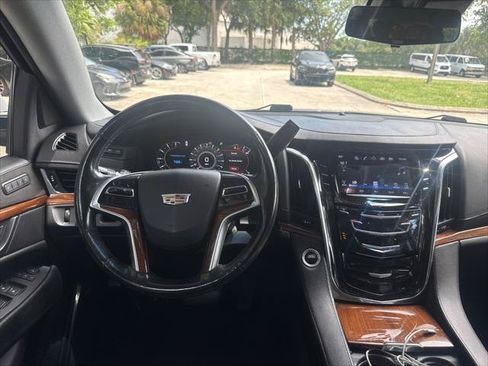 Used 2018 Cadillac Escalade ESV Luxury RWD image 37
