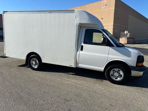 Used 2017 Chevrolet Express 3500 image 36