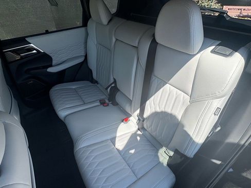Used 2025 Mitsubishi Outlander AWD image 22