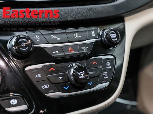 Used 2023 Chrysler Pacifica Touring-L image 20